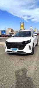 احجز ليموزين مطار القاهرة للعين السخنة في 60 ثانية.. رفاهية تصل إليك 2 بعد هبوط طائرتك في مطار القاهرة الدولي، لا تجعل عناء الطريق إلى منتجعات البحر الأحمر يقلل من حماس إجازتك أو يشتت انتباهك عن مهام عملك. بصفتنا رواداً في خدمة ليموزين مطار القاهرة للعين السخنة، نحن ندرك تماماً أن ضيوفنا -سواء كانوا من الأشقاء الخليجيين، السائحين الأجانب، أو المصريين العائدين- يبحثون عن تجربة تنقل تجمع بين الفخامة، الخصوصية، والالتزام الصارم بالمواعيد. لا تضيع وقتك في البحث عن توصيل من مطار القاهرة للعين السخنة عبر وسائل غير مضمونة؛ فمع روو ليموزين، نضمن لك بداية رحلة استثنائية في مقصورة سيارة خاصة حديثة، يقودها سائقون محترفون يتحدثون بمهنية ويفهمون قيمة وقتك. ليموزين مطار القاهرة للعين السخنة ليموزين مطار القاهرة للعين السخنة: استمتع بفخامة