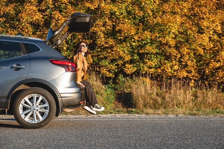 there-is-a-woman-sitting-in-the-trunk-of-a-car-enj-2025-03-05-04-58-06-utc.jpg
