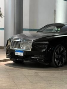 مواعيد اتوبيسات مطار القاهرة: كل ما تحتاج لمعرفته (والبديل الأفضل) 1 إن البحث عن مواعيد اتوبيسات مطار القاهرة هو الخطوة الأولى والأساسية في التخطيط لأي رحلة من وإلى العاصمة المصرية النابضة بالحياة. سواء كنت سائحًا شغوفًا يستعد لاستكشاف كنوز مصر التاريخية، أو رجل أعمال لديه جدول اجتماعات مزدحم، أو مواطنًا عائدًا إلى أحضان الوطن، فإن معرفة كيفية الانتقال من المطار إلى وجهتك النهائية بسلاسة وكفاءة تُعد حجر الزاوية في تجربة سفر خالية من التوتر. يُعتبر اتوبيس المطار خيارًا شائعًا ومعروفًا بكونه اقتصاديًا، ولكن هل هو الخيار الأمثل لكل مسافر وفي كل الظروف؟ مواعيد اتوبيسات مطار القاهرة ليموزين مطار القاهرة - راو ليموزين البديل الأسرع والأكثر راحة للأتوبيس